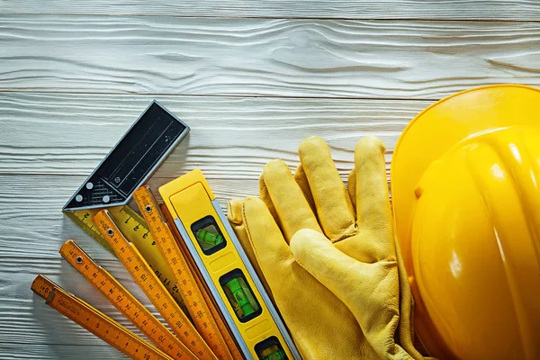 Guanti protettivi provare livello di costruzione quadrato har metro di legno — Foto Stock