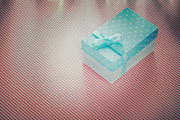 Kırmızı şeritli masa örtüsü kutlamalar konsept üzerine sarılmış hediye kutusu