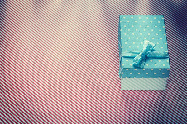 빨간 줄무늬 섬유 축 하 개념에 포장된 선물 상자 — 스톡 사진