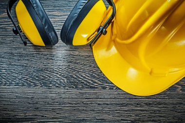 Baret etkilidirler ahşap tahta üzerinde