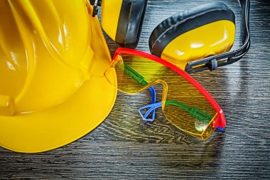 Bina kask ahşap tahta üzerinde etkilidirler gözlükler