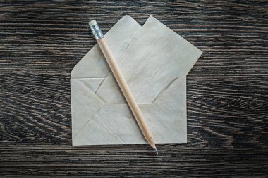 Vintage zarf kağıt kalem kara tahta üzerinde kümesi