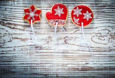 Noel zencefilli kek üzerinde vintage ahşap boa bileşimi