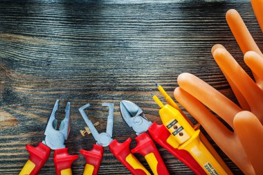 Elektrikli Araçlar ahşap tahta üzerinde yalıtım kümesi