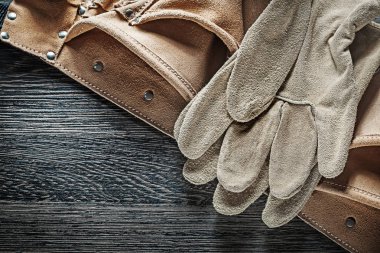 Kara tahta üzerinde deri inşaat kemer koruyucu eldivenler