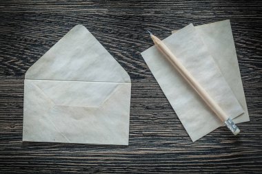 Vintage zarf kağıt kalem kara tahta üzerinde