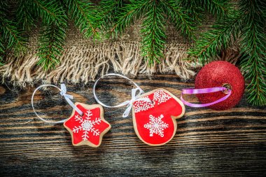 Çam ağacı dalları Noel top gingerbread ahşap bo üzerinde torbalama