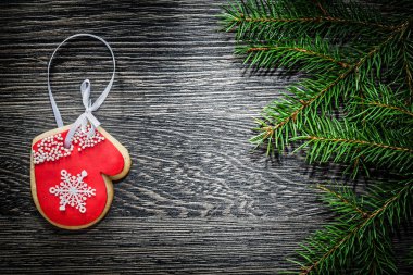 Çam ağacı dalı Noel gingerbread ahşap tahta üzerinde