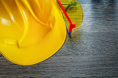 Emanet kap plastik ahşap tahta üzerinde koruyucu gözlük