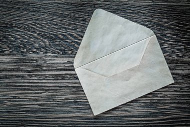 Kara tahta üzerinde Vintage zarfı açıldı