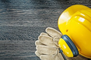 Deri kask etkilidirler ahşap tahta üzerinde koruyucu eldivenler
