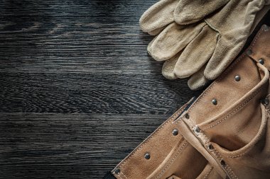 Kara tahta üzerinde deri aracı kemer koruyucu eldivenler