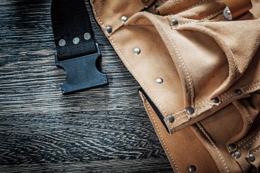 Deri toolbelt siyah ahşap tahta üzerinde