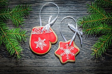 Köknar ağacı dalı Noel gingerbread ahşap tahta üzerinde