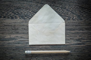 Vintage zarf mektup kalem kara tahta üzerinde