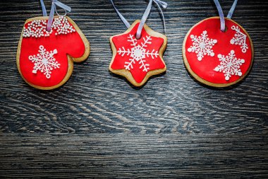 Çam ağacı dalı ahşap tahta üzerinde Noel bisküvi