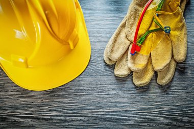 Emanet eldiven kap ahşap tahta üzerinde koruyucu gözlük