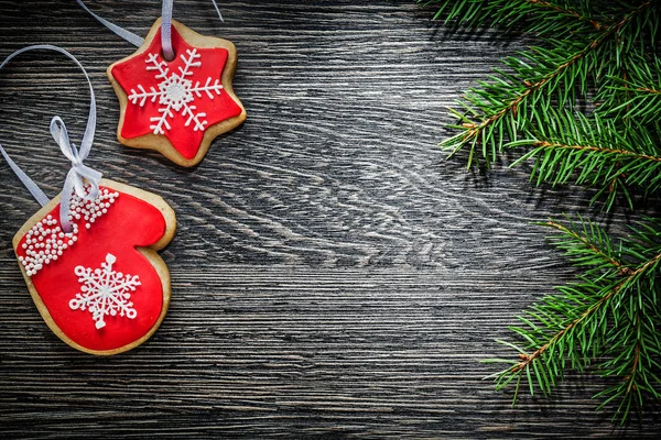 Pine tree branch gingerbread cookie on wooden board — Stock Photo, Image