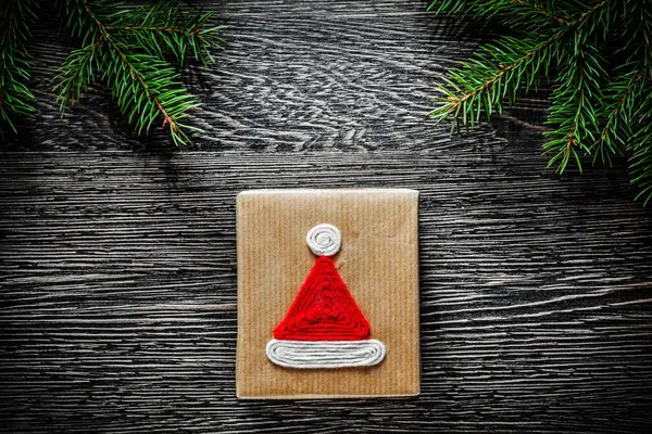 手作りクリスマス プレゼント ボックス パイン ツリー ブランチ休日コンセプト — ストック写真