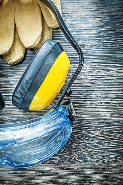 Eldiven etkilidirler ahşap tahta üzerinde koruyucu gözlük