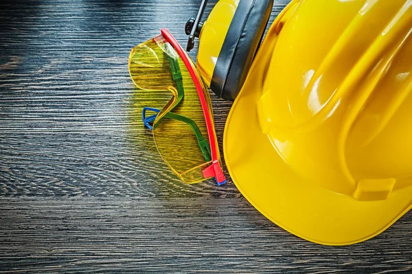 Ahşap tahta üzerinde koruyucu iş giysisi