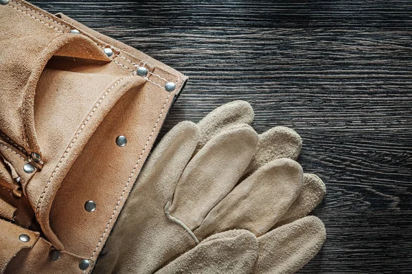 Kožený pás ochranné rukavice v návaznosti na černé desce — Stock fotografie