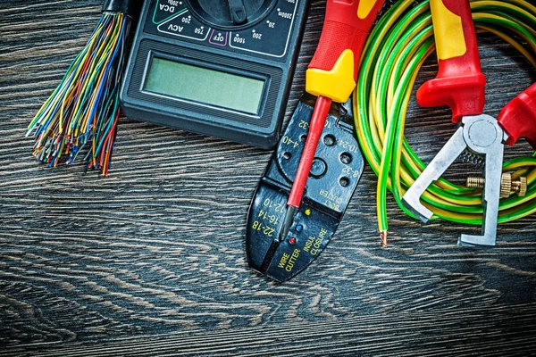 Elektriska ledningar testare skruvmejsel rullade kabel isolering stripp — Stockfoto