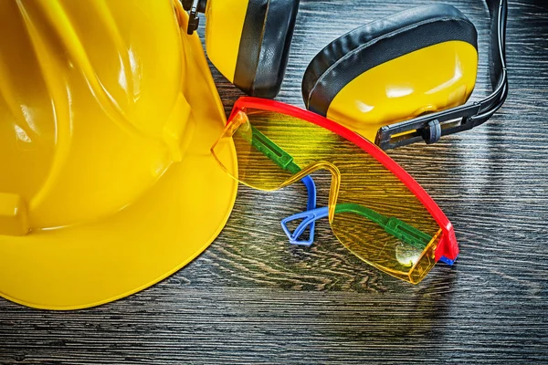 Bina kask ahşap tahta üzerinde etkilidirler gözlükler