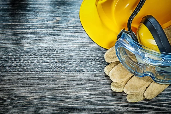 Ahşap tahta üzerinde gözlük etkilidirler baret Emanet eldiven