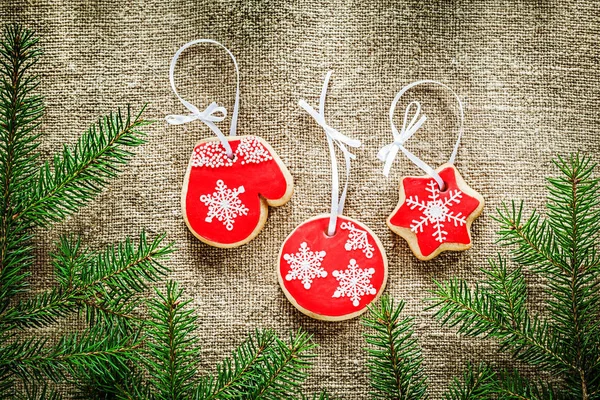 Geri torbalama üzerinde Noel zencefilli bisküvi köknar ağacı dalları