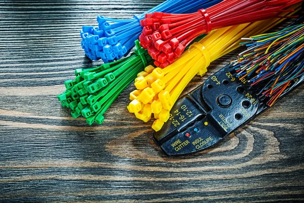 Bando de fios elétricos amarrando cabos cortador de parafuso na placa de madeira — Fotografia de Stock