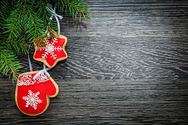 Fir tree branch gingerbread cookie on wooden board — Stock Photo, Image