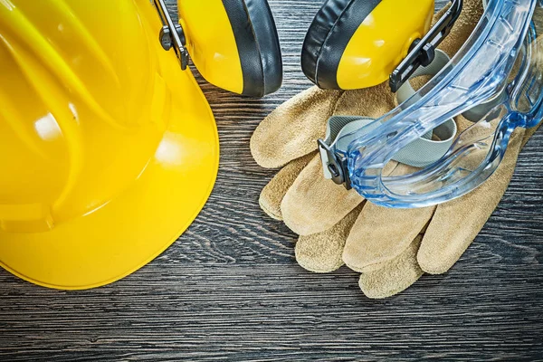 Emanet kap deri eldiven gözlükler ahşap tahta üzerinde etkilidirler