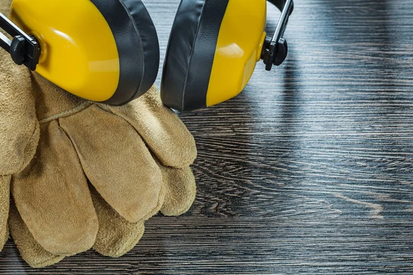 Guantes de seguridad reducción de ruido orejeras en pizarra negra — Foto de Stock