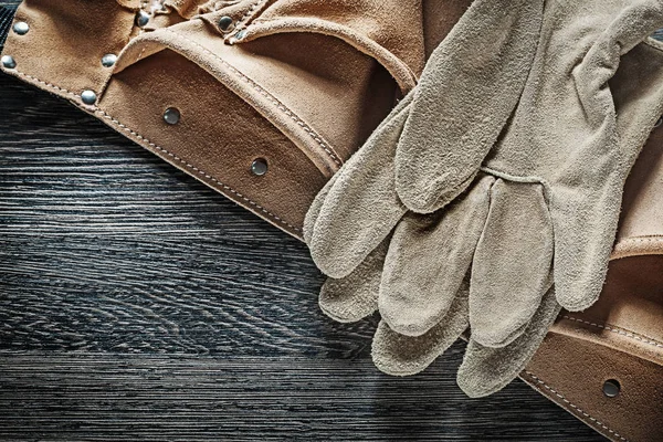 Kožená konstrukce pásu ochranné rukavice na černé desce — Stock fotografie