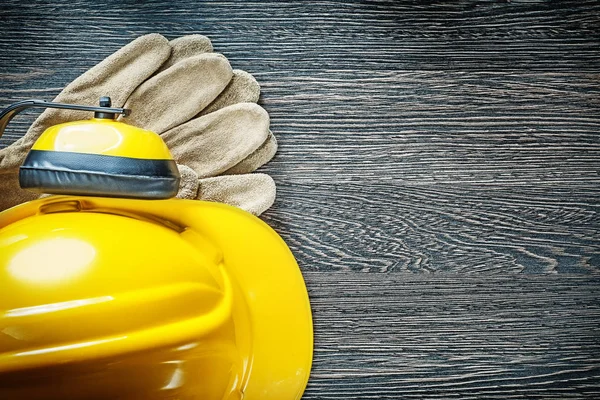 Ahşap tahta üzerinde baret etkilidirler koruyucu eldivenler