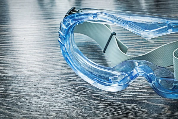 Προστατευτικά πλαστικά γυαλιά στην ξύλινη σανίδα — Φωτογραφία Αρχείου