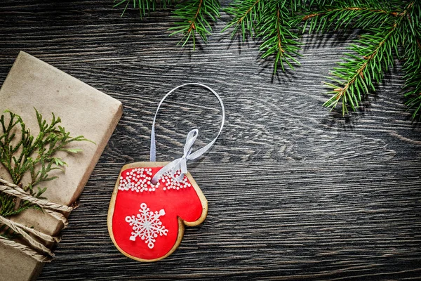 Caja de regalo de Navidad rama de abeto en tablero de madera — Foto de Stock