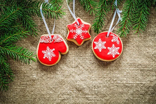 Árbol de abeto ramas galletas de jengibre en el saqueo de fondo — Foto de Stock