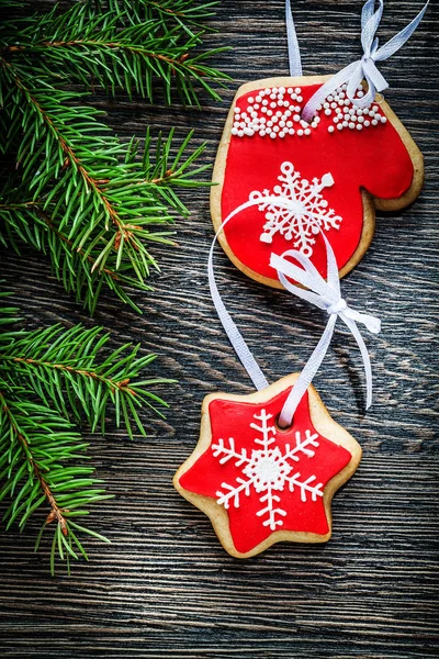 Árbol perenne rama Galleta de Navidad sobre tabla de madera — Foto de Stock