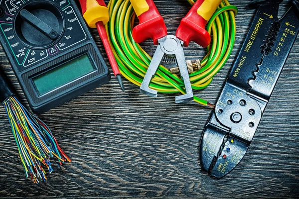 Probador de cables eléctricos destornillador enrollado tira de aislamiento de cable — Foto de Stock