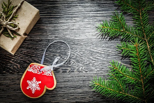 Caixa de presente de gengibre de Natal ramo de árvore de abeto em javali de madeira — Fotografia de Stock