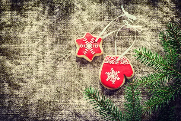 Borovice strom větví vánoční perník sušenky na vyhození bac — Stock fotografie