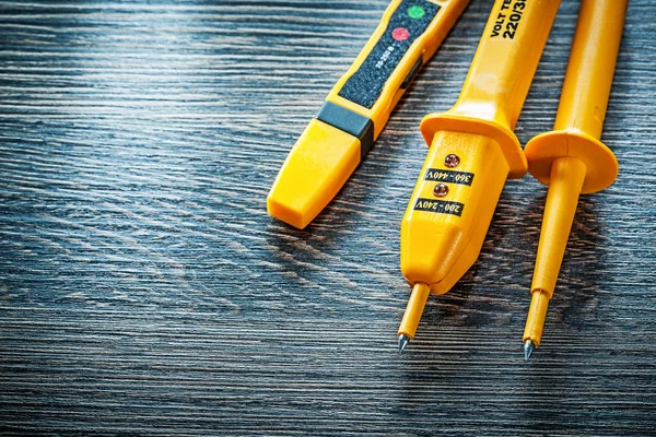 Elektrische testers op houten bord direct boven — Stockfoto