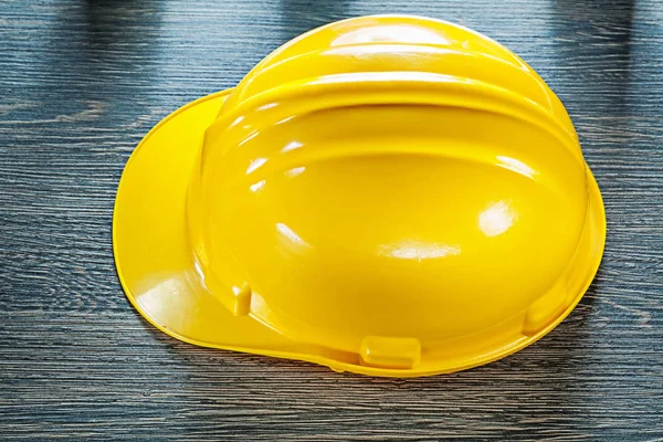 Ahşap tahta üzerinde güvenlik kapağı