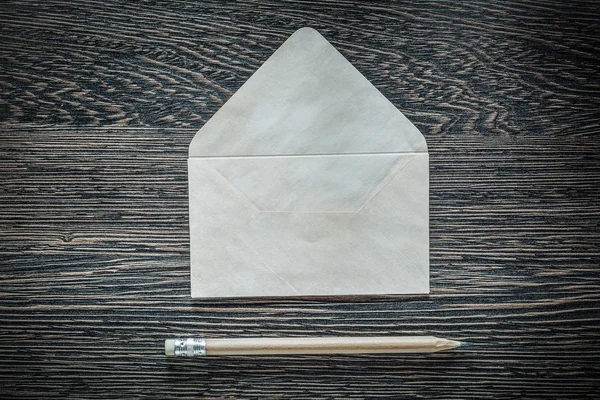 Vintage zarf mektup kalem kara tahta üzerinde