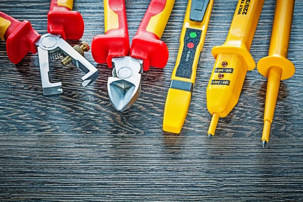 Elektrische Prüfzangen Isolationsabstreifer auf Holzbrett — Stockfoto