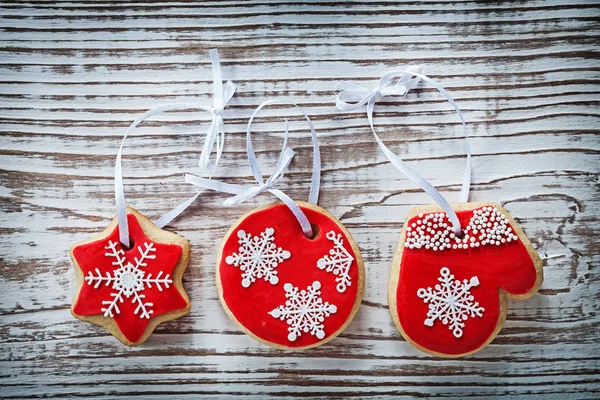 Noel gingerbread çerezleri vintage ahşap tahta üzerinde kümesi