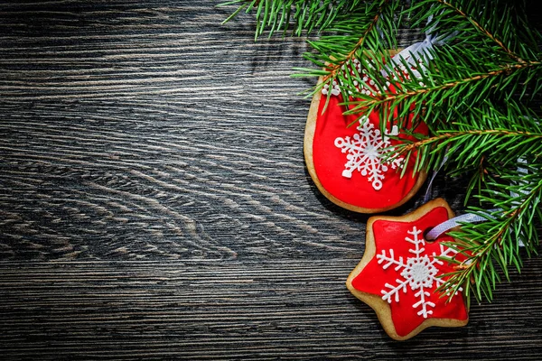 Biscoito de Natal de ramo de pinho na tábua de madeira — Fotografia de Stock