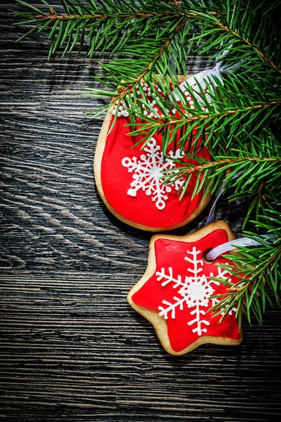 Rama de abeto Galleta de Navidad sobre tabla de madera — Foto de Stock